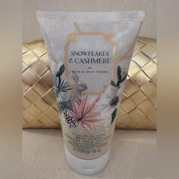 Snowflakes & Cashmere Body Scrub & Gold Makeup Bag NWT - Picture 2 of 4